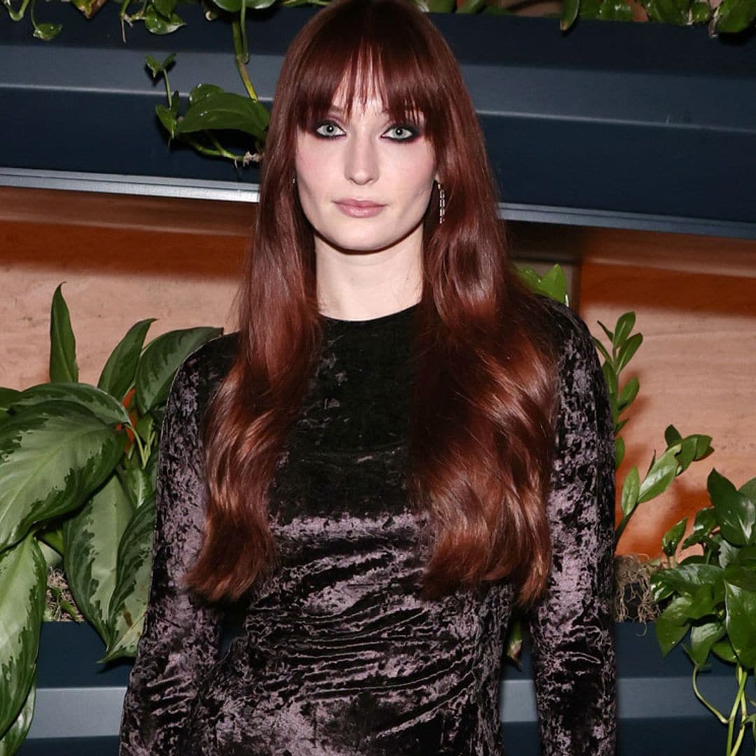 El 'LBD' de terciopelo ha vuelto: el de Sophie Turner y otras opciones españolas que ya puedes comprar