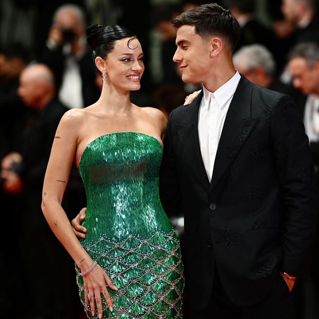 Oriana Sabatini y Paulo Dybala, ‘con un pie en el altar’, muestran sus anillos de boda