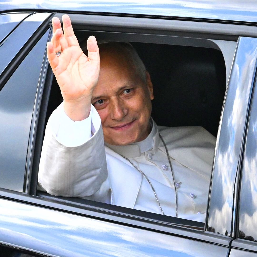 El Papa recibe el alta y vuelve al Vaticano tras su operación de pulmón: sus primeras imágenes rodeado de gran expectación
