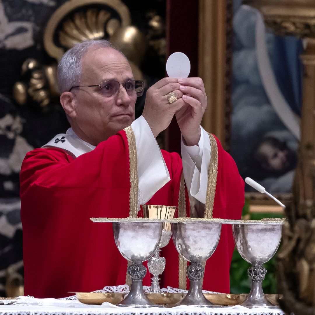 El papa León XIV eleva la hostia durante la misa funeral del cardenal Emil Paul Tscherrig en el Altar de la Cátedra de la Basílica de San Pedro