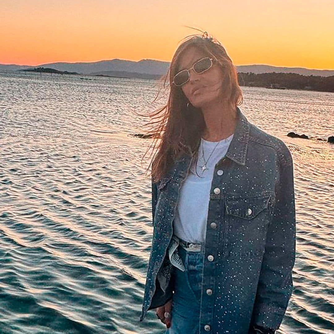 Esta es la chaqueta vaquera de brillos rebajada de Sara Carbonero que combina con todo el armario