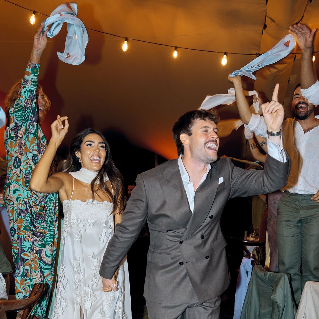 De la charanga a la tómbola con perrito piloto, todas las fotos de la fiesta de locura de Anna Padilla y Mario Cristóbal