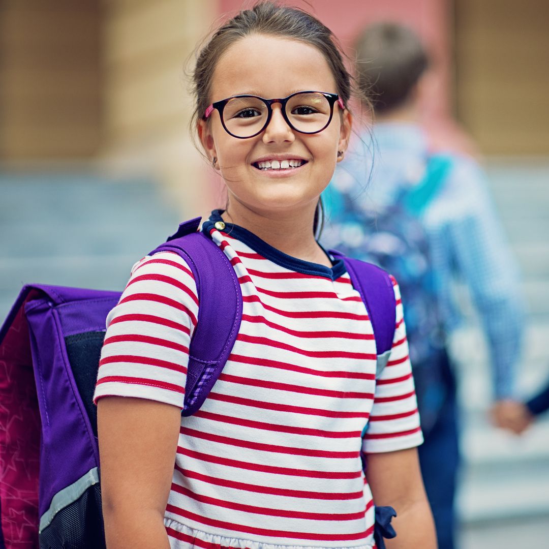 Esta es la edad a la que los niños pueden ir solos al colegio, según una psicóloga infantil