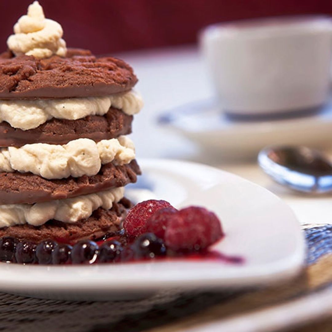 Mini tarta de 'cookies' de chocolate con crema de mascarpone y salsa de frutos rojos