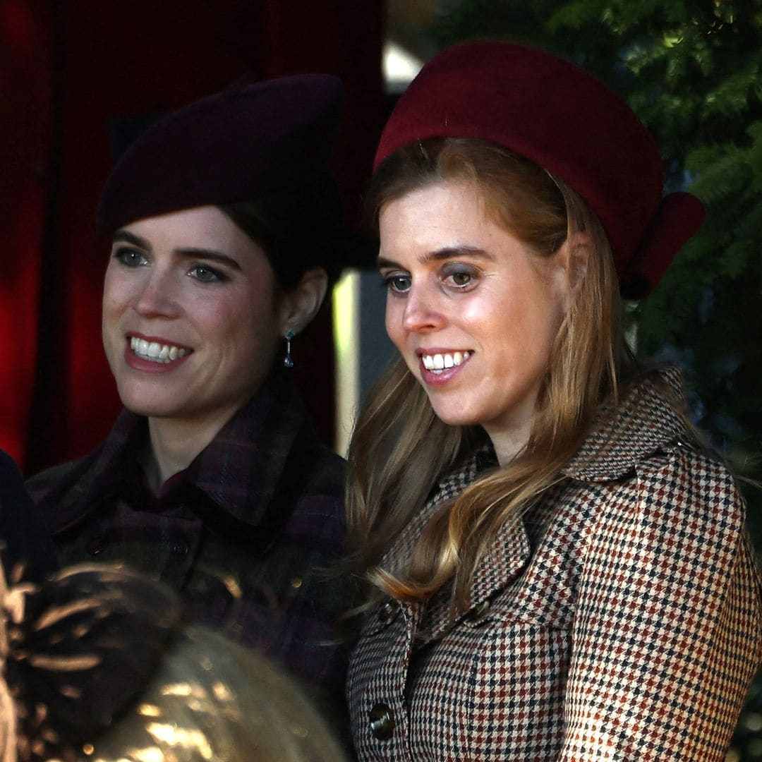 Beatriz y Eugenia de York, siempre al servicio de su majestad, sí acuden a la misa de Sandringham pese al escándalo de sus padres