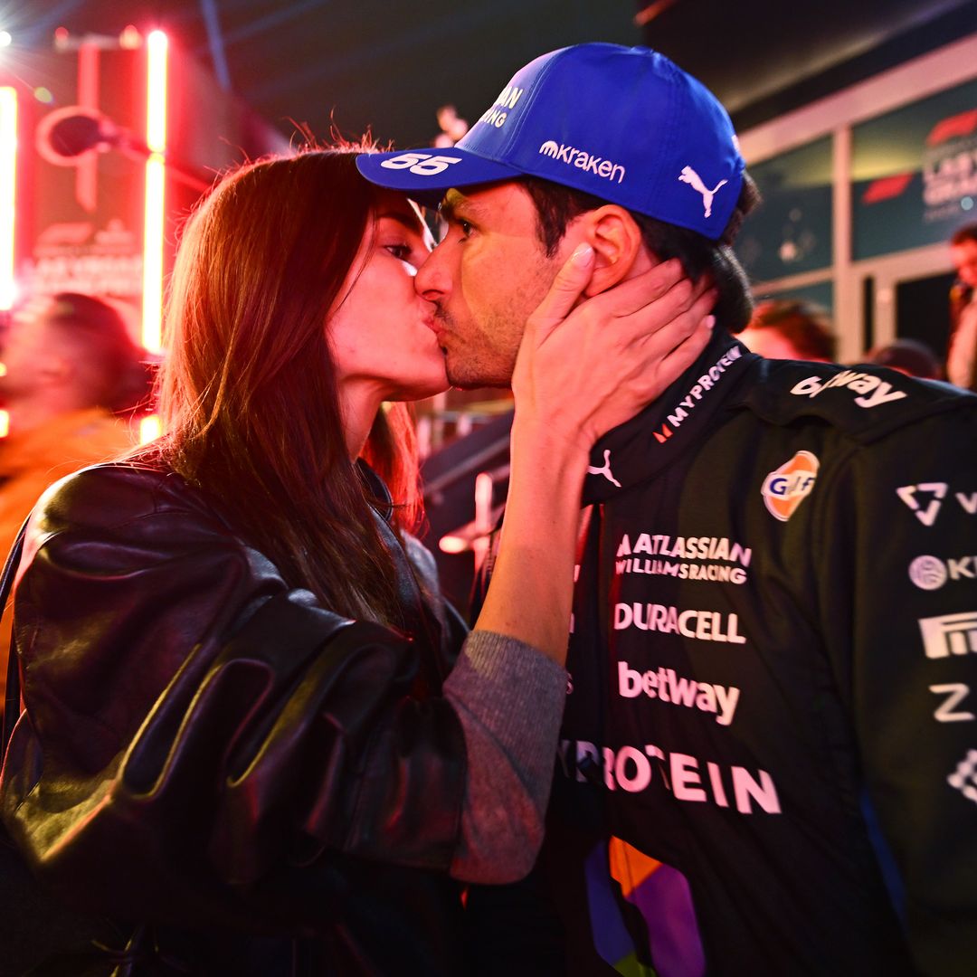 Las espectaculares fotos de Carlos Sainz Jr y Rebecca Donaldson en Las Vegas: neones, besos y un buen sabor de boca