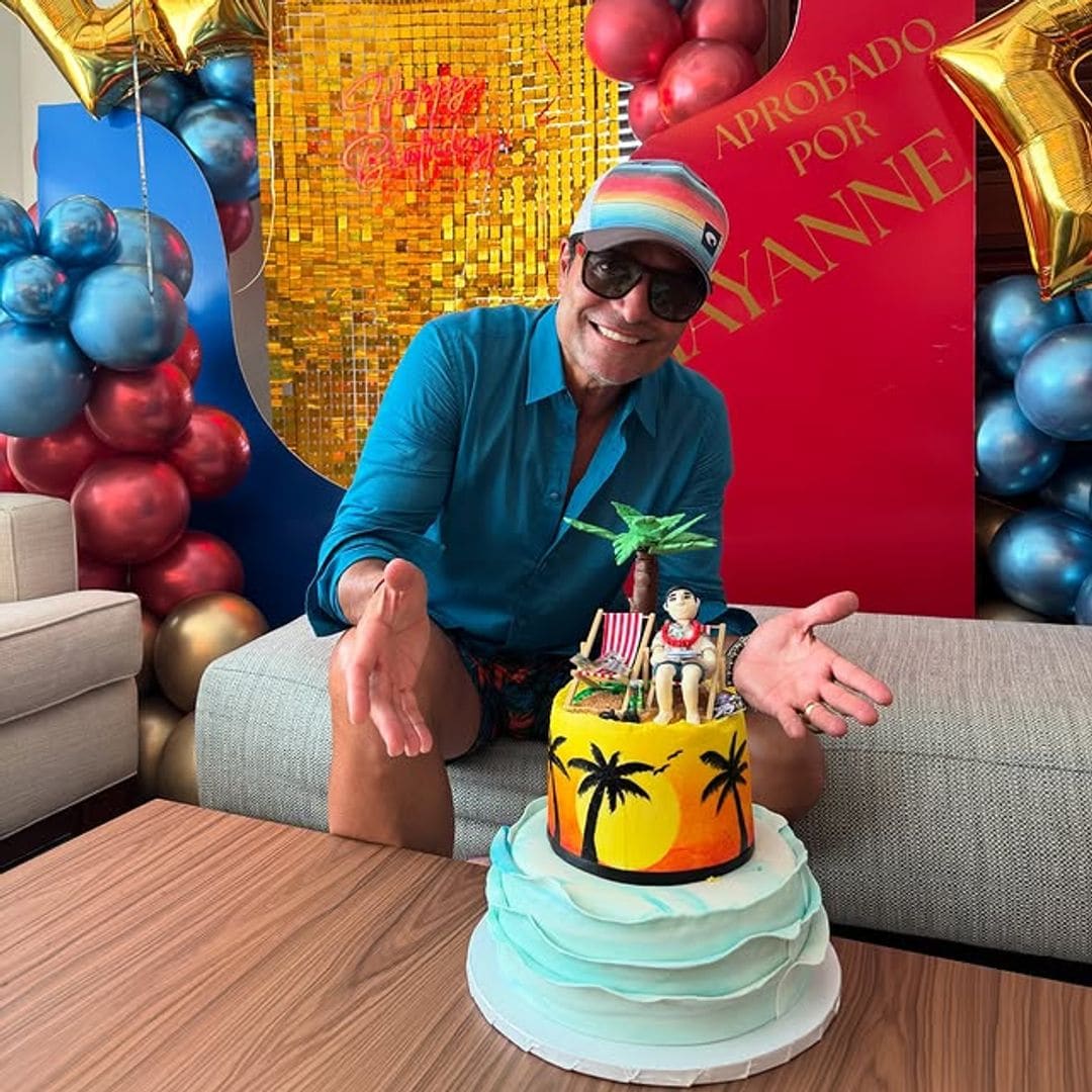 Chayanne llega a los 57 años más guapo que nunca y rodeado del amor de su familia
