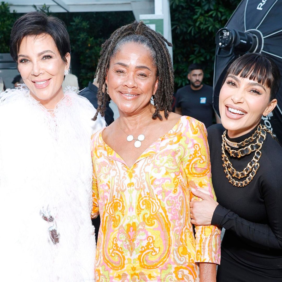 Doria Ragland, madre de Meghan Markle, coincide con las Kardashian en evento de caridad