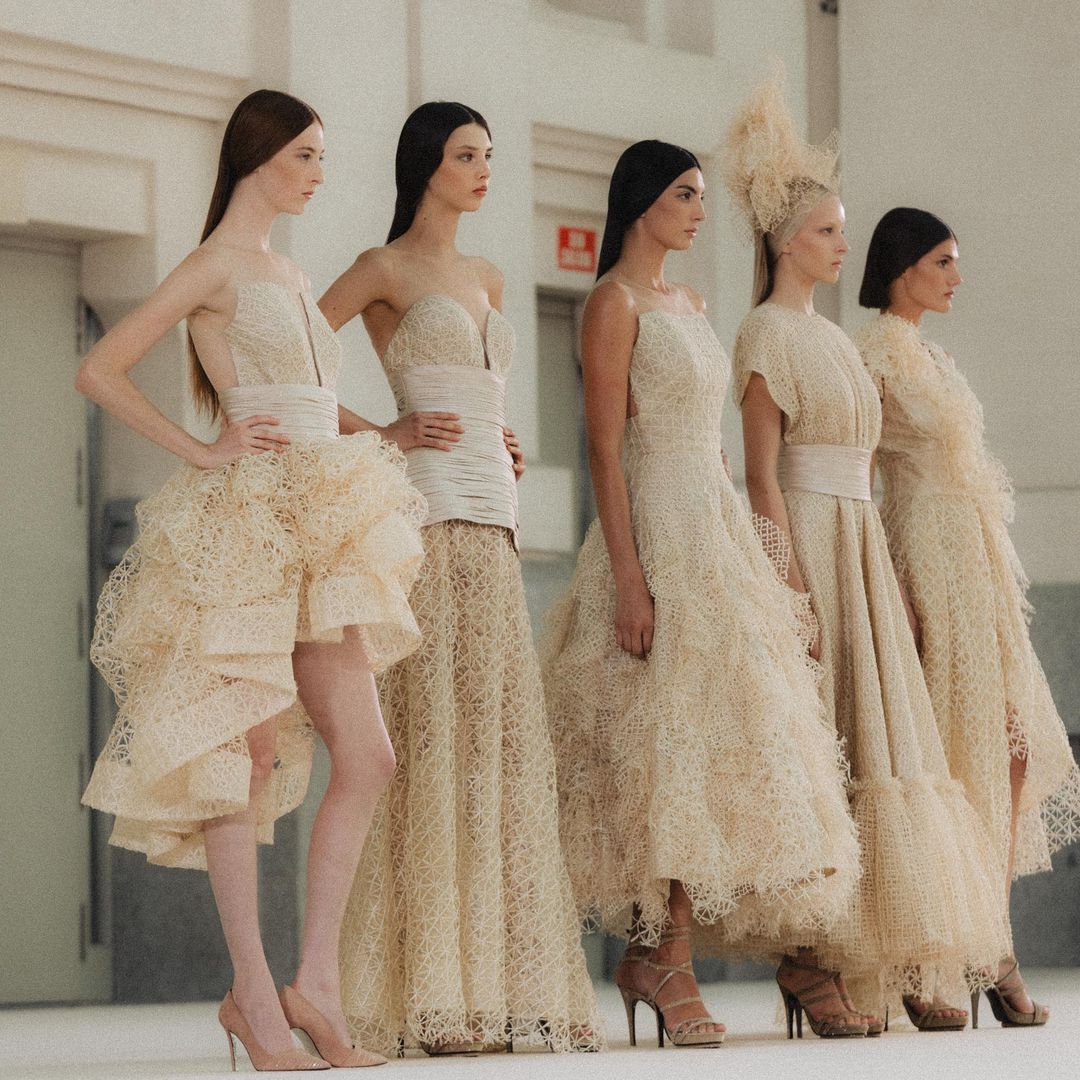 Hannibal Laguna celebra cuatro décadas de elegancia sobre las pasarelas con un desfile que reivindica la feminidad