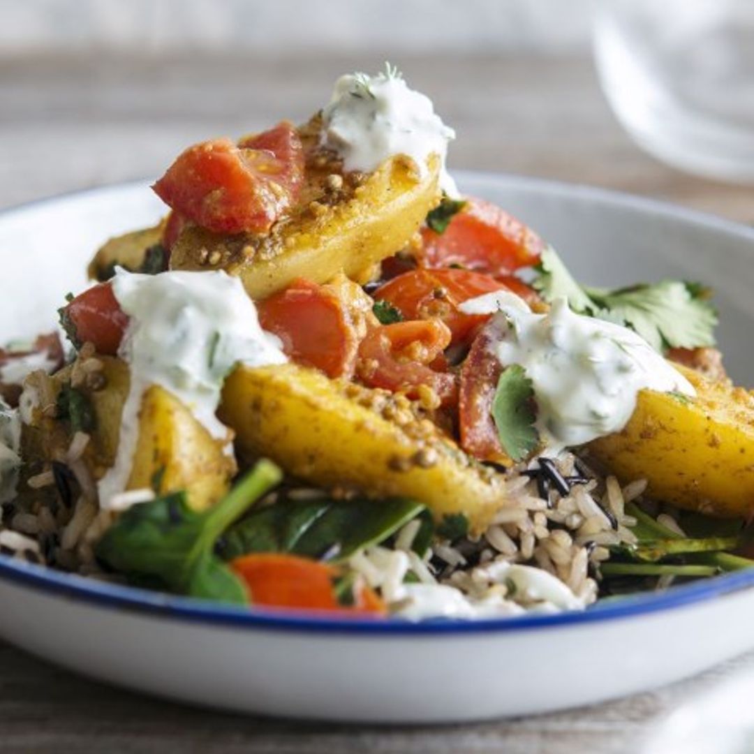 Curry de vegetales con salsa de yogur