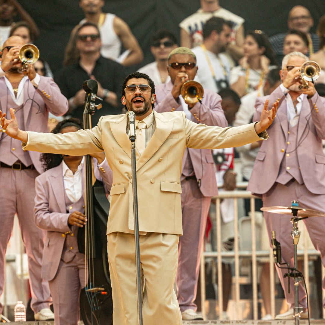 Bad Bunny junto a "Los Sobrinos", la orquesta puertorriqueña que acompaña al artista en su tour
