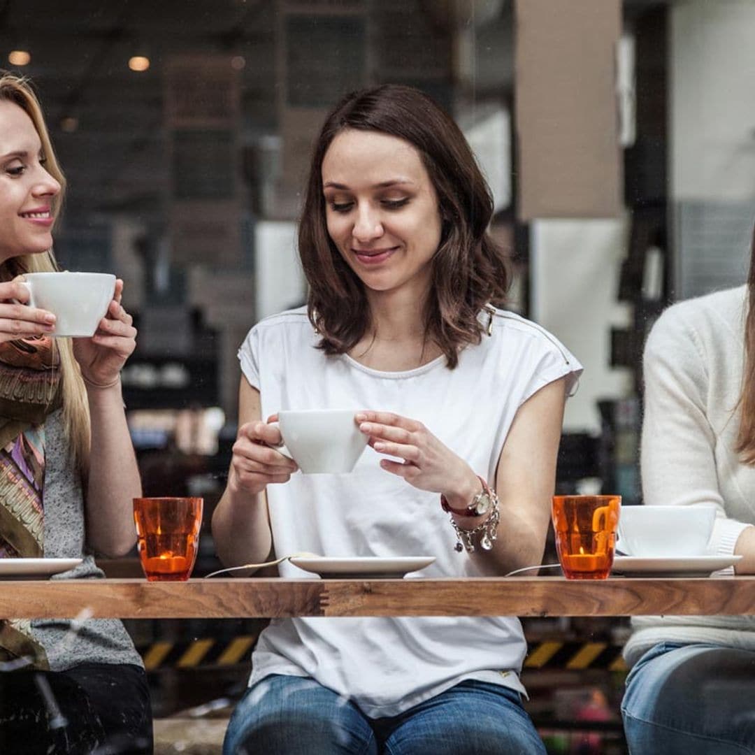 ¿Por qué algunos amigos te cansan más que otros? Tu 'batería social' tiene la respuesta