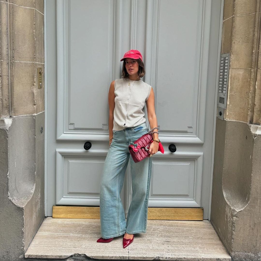 vaqueros, tacones en punta, camiseta sin mangas y gorra