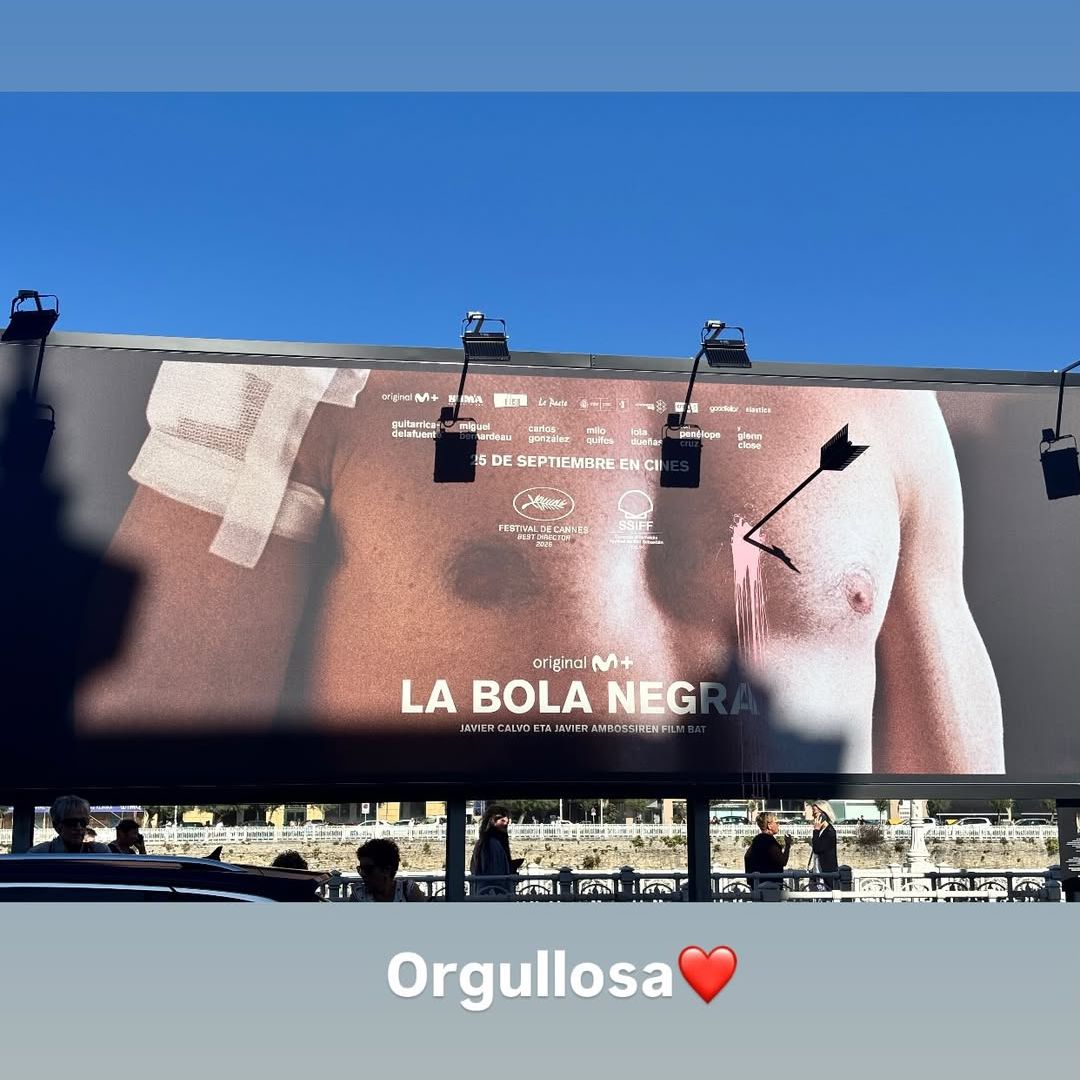 "Orgullosa", ha escrito Ana Duato sobre el cartel de 'La bola negra', película en la que participa su hijo