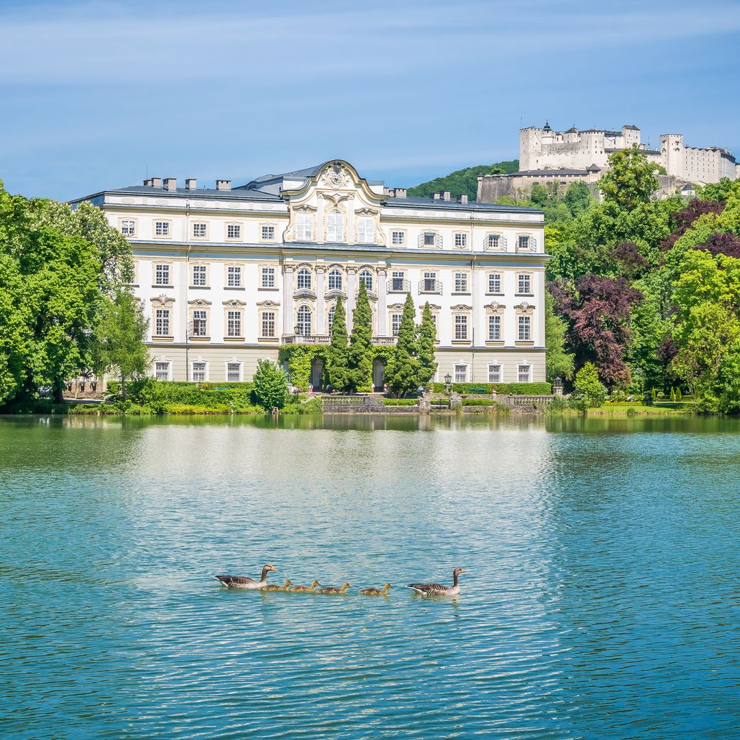 Palacio Leopoldskron y al fondo la fortaleza Hohensalzburg, Salzburgo, Austria