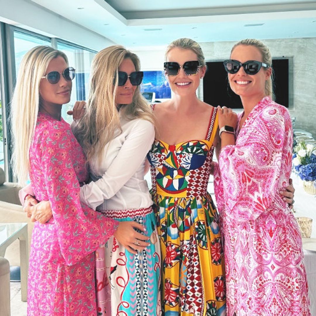 Amelia y Eliza Spencer: dos looks coordinados con caftán para el lujoso cumpleaños de su hermana Kitty