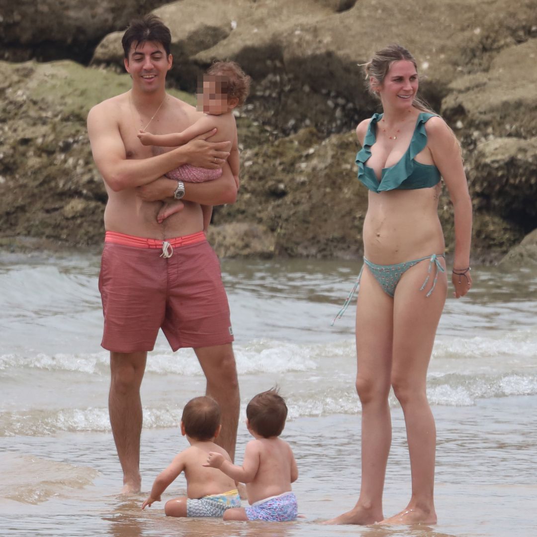 Sibi Montes, junto a su marido, Mateo Ibáñez Pacheco, quien sujeta a Nicolás, el bebé de Lourdes Montes y Fran Rivera