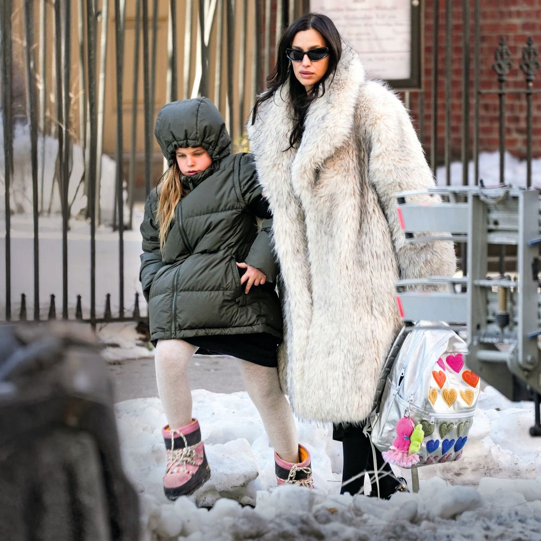 Irina Shayk conquista Nueva York con su estilo 'yeti': las fotos de su paseo más gélido con su hija, Lea de Seine