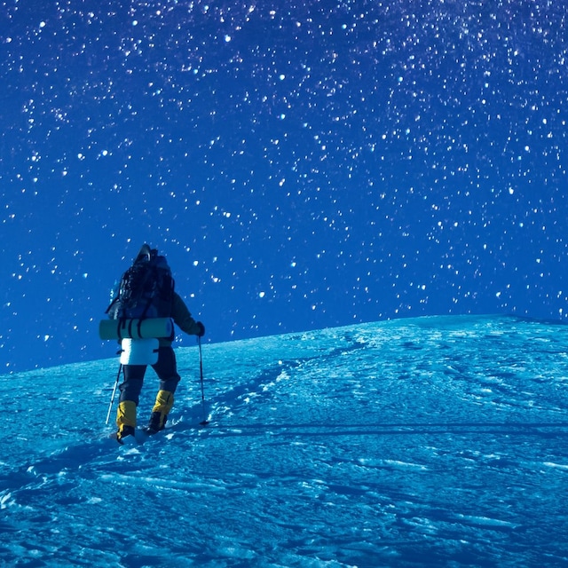 Raquetas de nieve durante la noche
