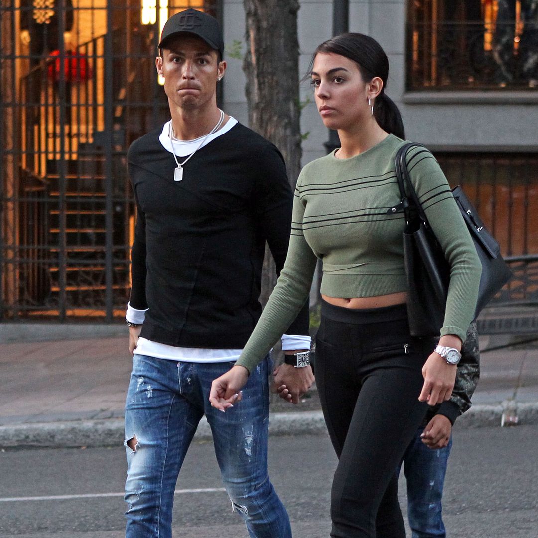 Las fotos con las que ¡HOLA! descubrió su relación: en Disneyland París y con peluca