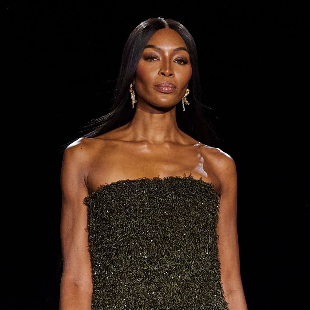 Naomi Campbell capitanea el desfile de Burberry en Londres con un llamativo vestido 'musgo'