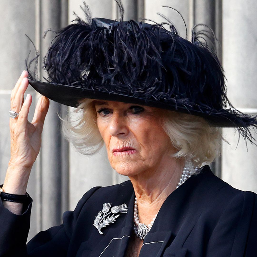 Muere el primer amor de la reina Camilla a los 77 años: así fue su romance