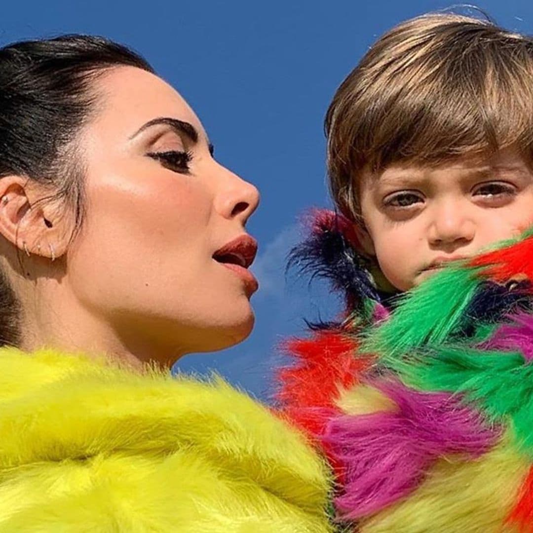 ¡Puro amor! Alejandro, el hijo de Pilar Rubio, se come a besos a su hermano pequeño Maximo
