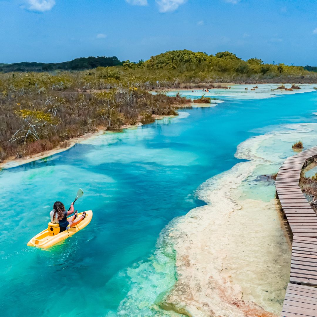 Mujer en kayak en Bacalar (México)