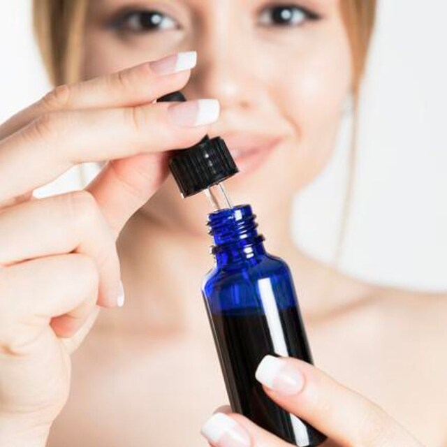 chica con serum facial