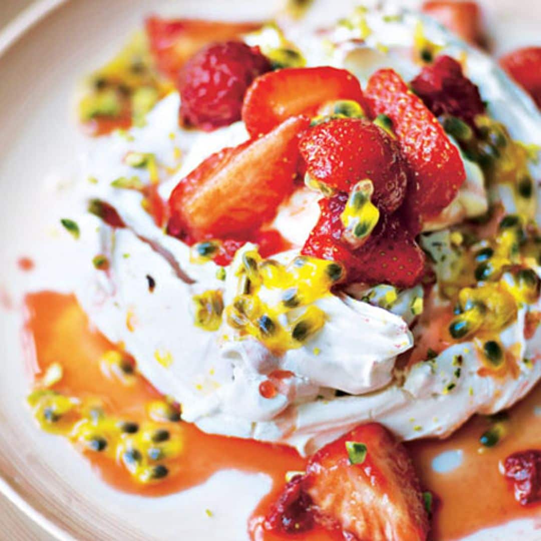 Merengue de pistachos con fresas y frambuesas