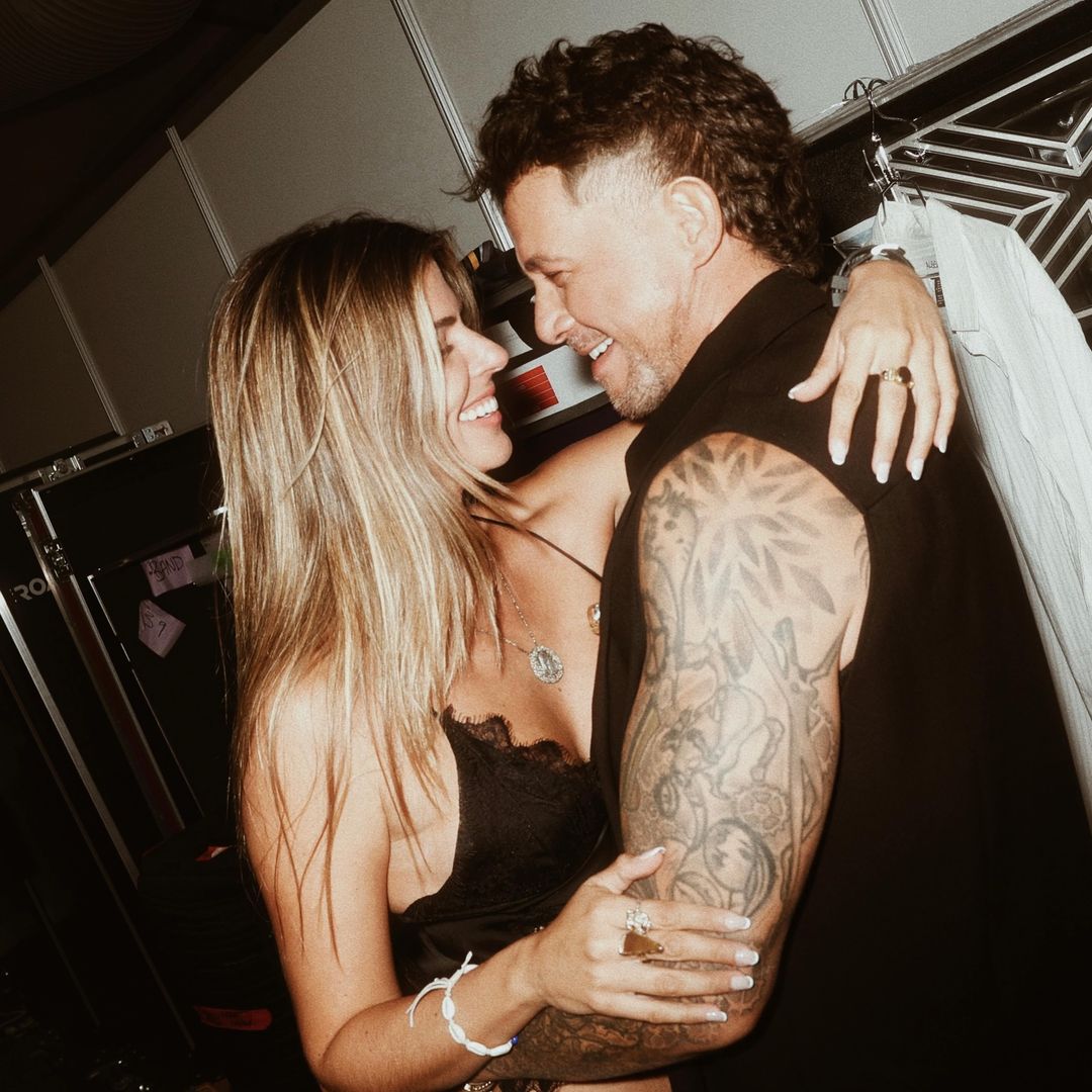 Alejandro Sanz y Stephanie Cayo desatan la complicidad con esta foto: abrazados, sonrientes y muy cariñosos