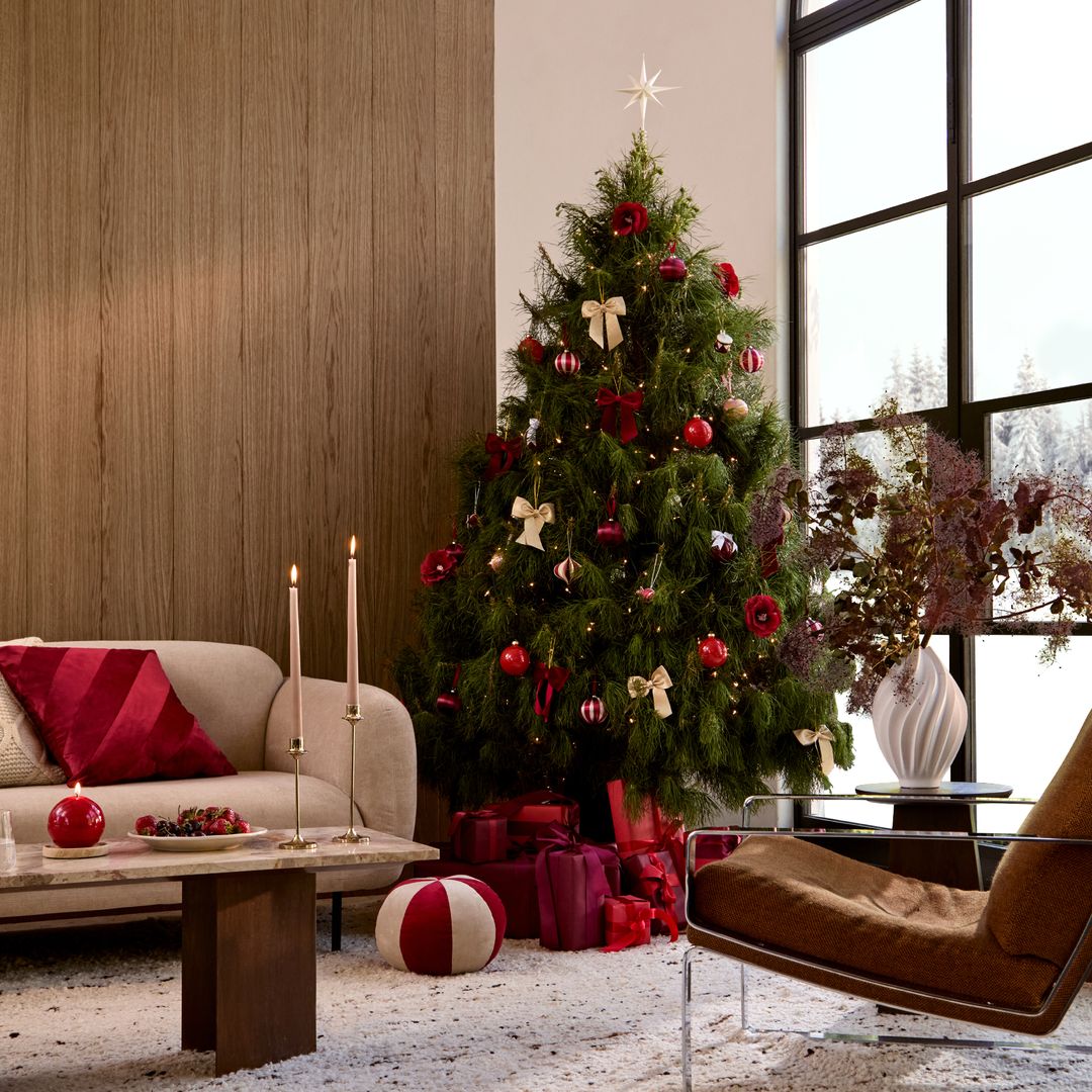 Salón decorado con elementos navideños