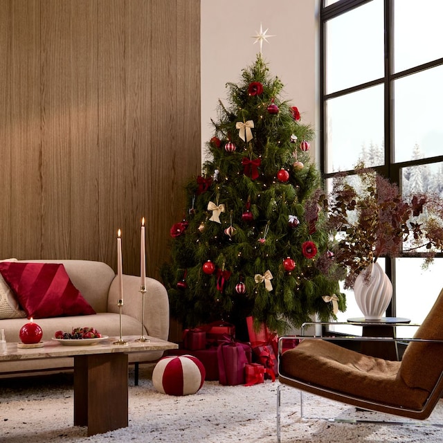 Salón decorado con elementos navideños