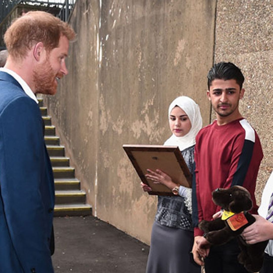 Así recibe el príncipe Harry un regalo para Archie de una persona muy especial