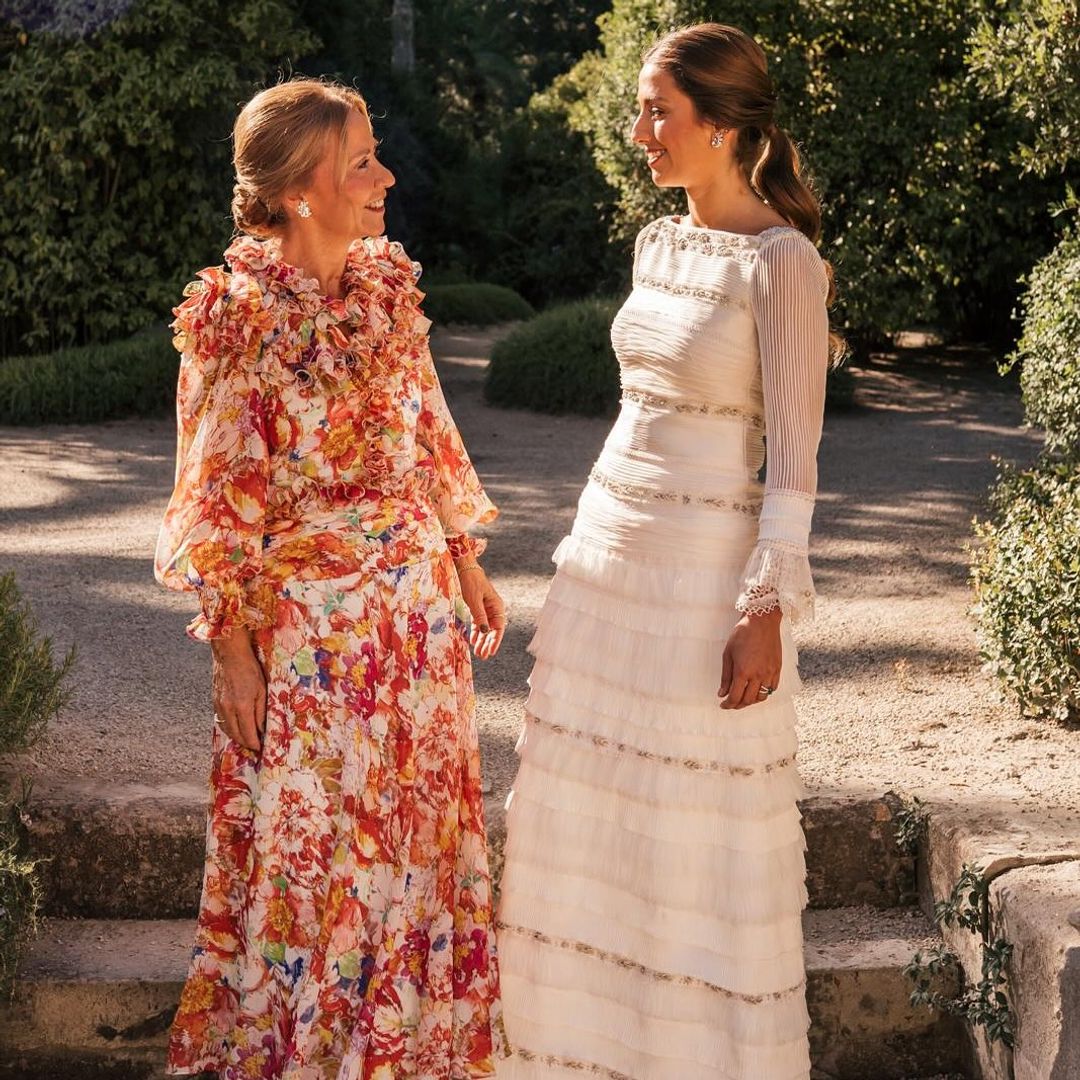 Estas madrinas de boda y madres de la novia te animarán a llevar un vestido estampado