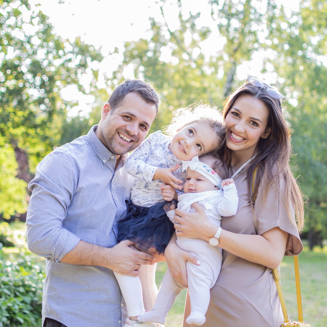 Una pareja, feliz con sus dos hijos