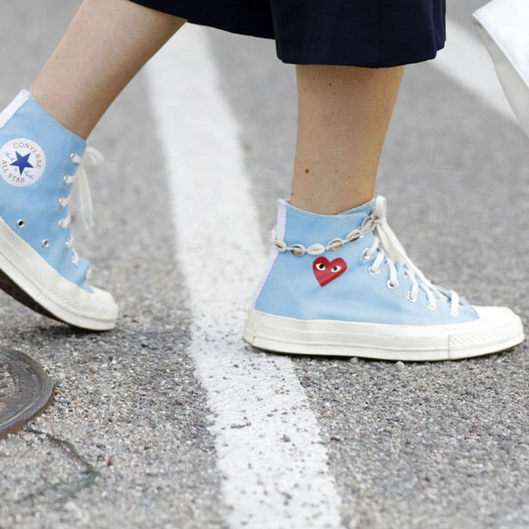 Las zapatillas de tendencia que este otoño llevarás con falda y pantalón