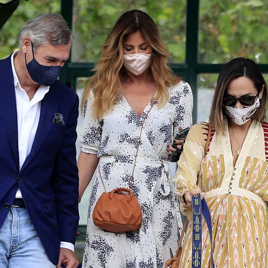 Tamara Falcó, tarde en la hípica con su 'suegra' y sus adorables mascotas