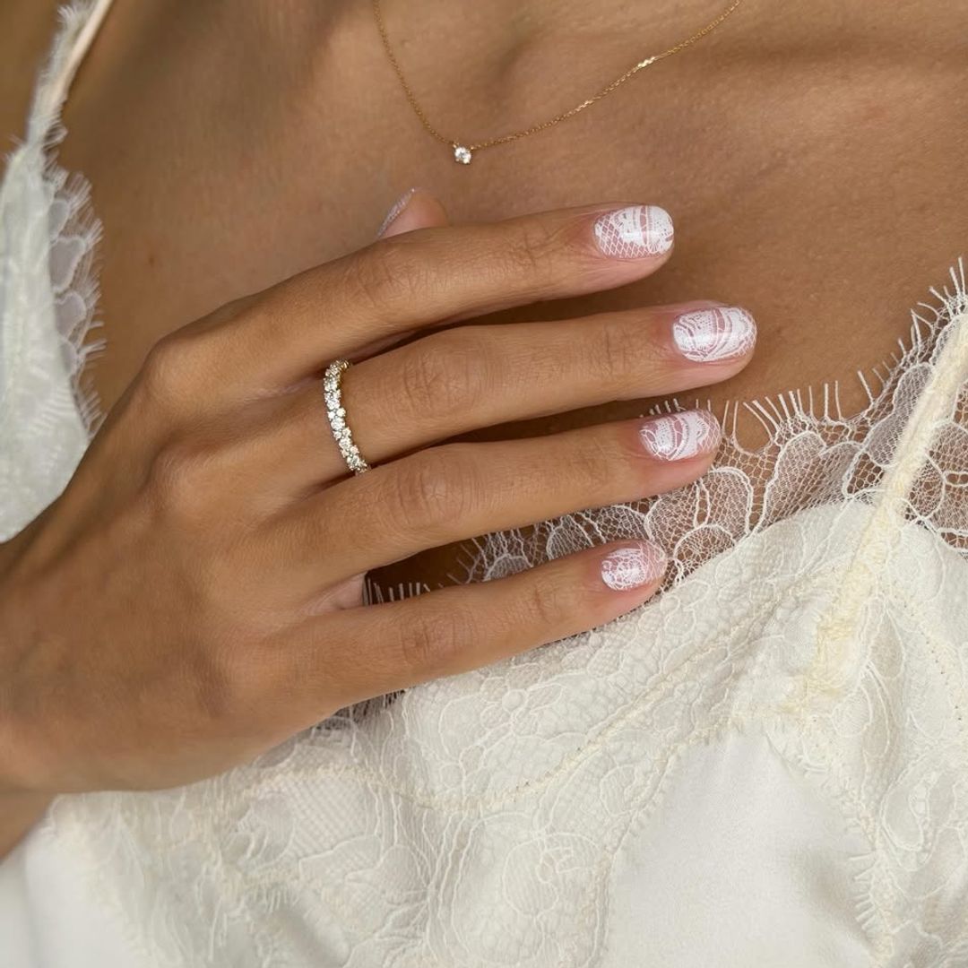 Manicura blanca con efecto encaje