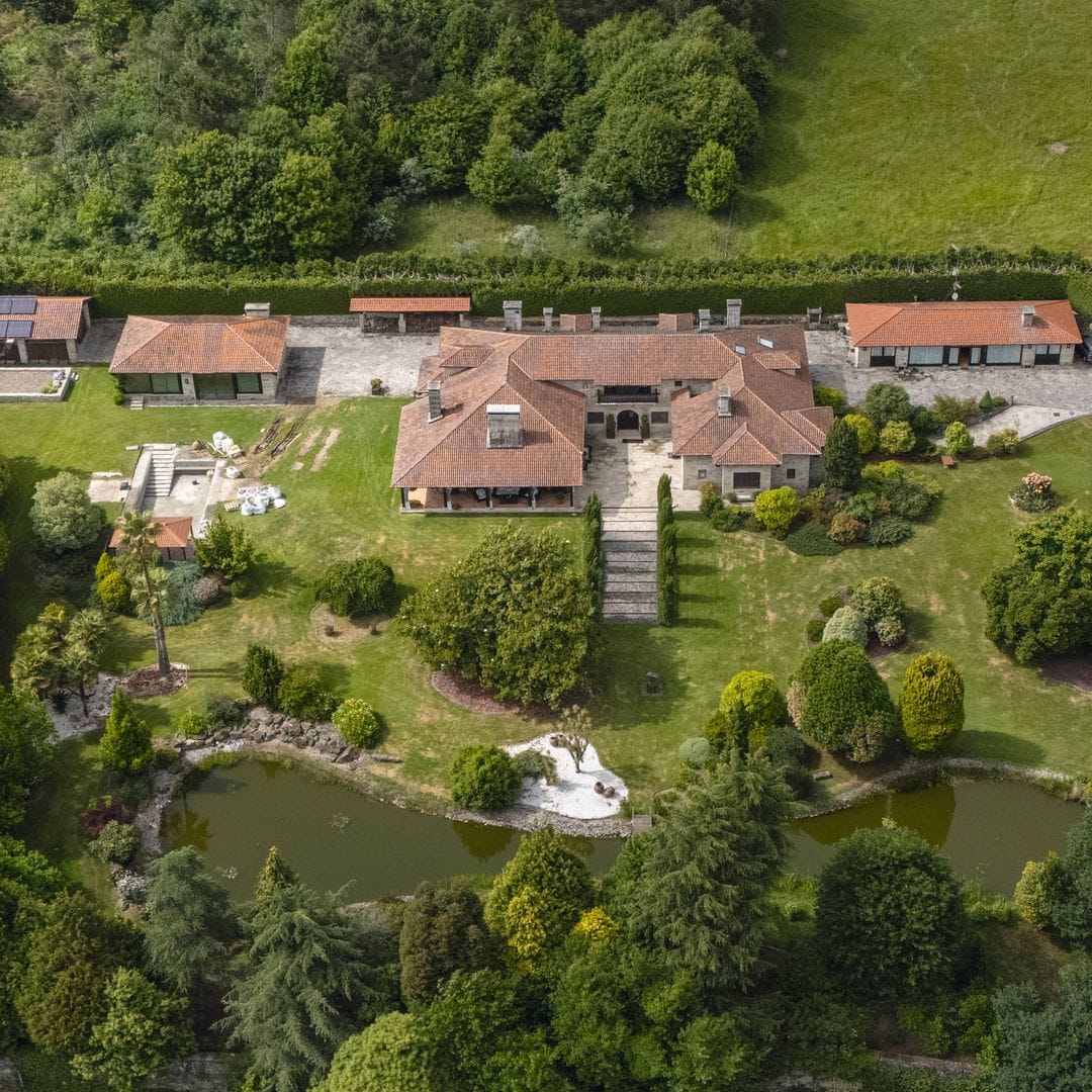 La finca, con muros de piedra de tres metros, un lago artificial, piscina e incluso ascensor interior, fue propiedad del ex alcalde de Orense y a muy pocos kilómetros, en A Peroxa, se encuentra la casa natal del doctor Iglesias Puga