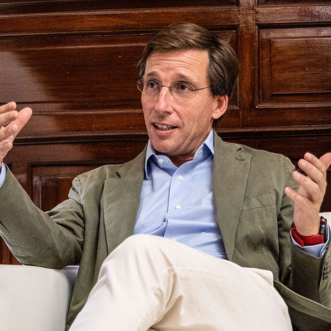 Más instantáneas de José Luis Martínez-Almeida en su reciente entrevista para HOLA