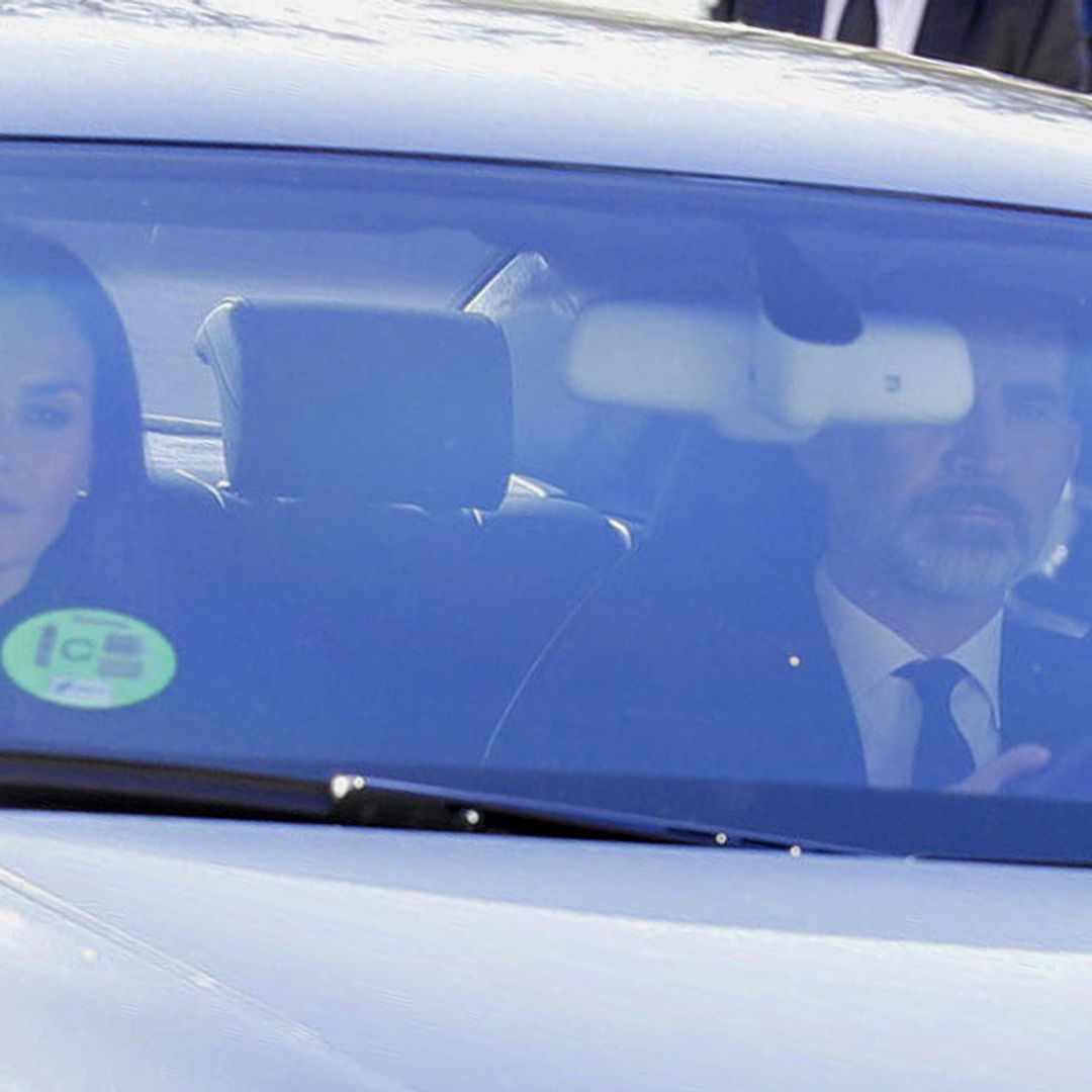 Los Reyes arropan a la familia Gómez-Acebo en el entierro de doña Pilar