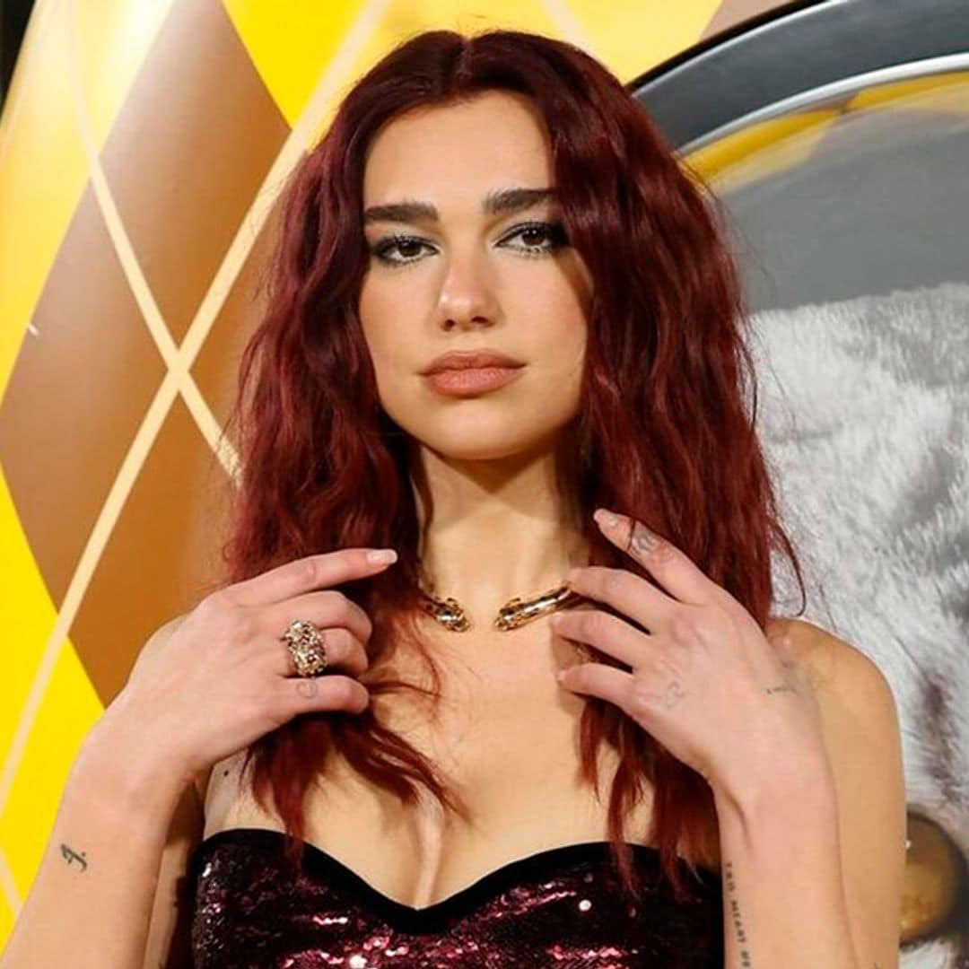 Dua Lipa sorprende en la premier de su película con un vestido bañado en lentejuelas y collar de 100.000 euros