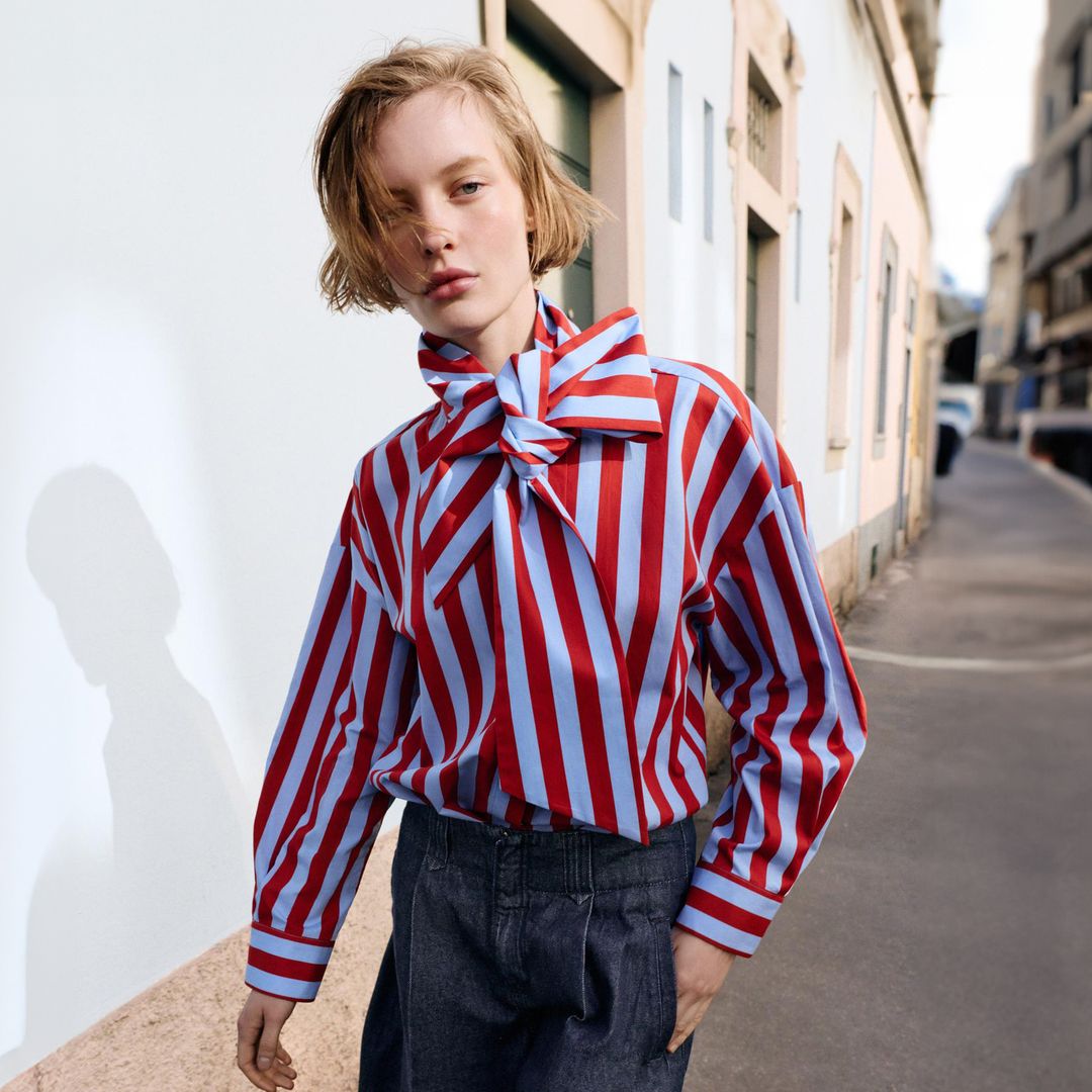 La elegancia romántica se reinventa esta primavera en estas 5 camisas de estampado con cuello especial de Zara