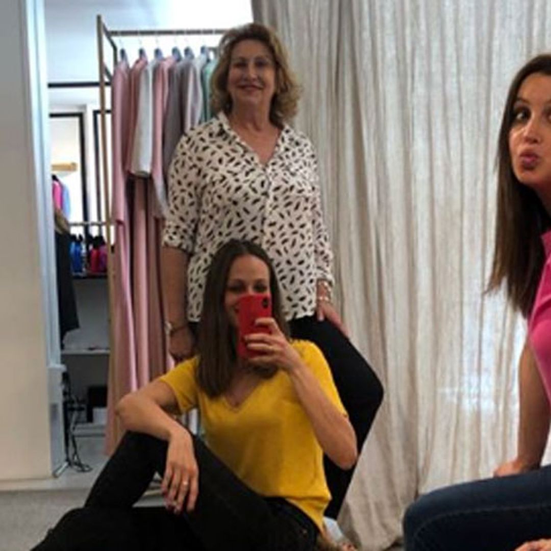 Eva González ultima los detalles del bautizo de su hijo con su madre y su hermana