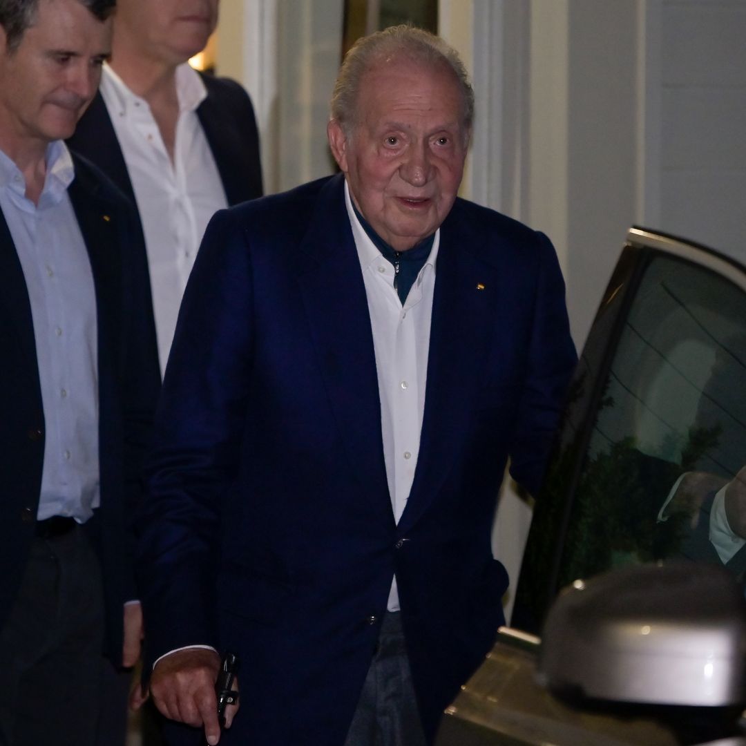 El primer plan del rey Juan Carlos tras su llegada a Galicia: cena con amigos en su marisquería favorita