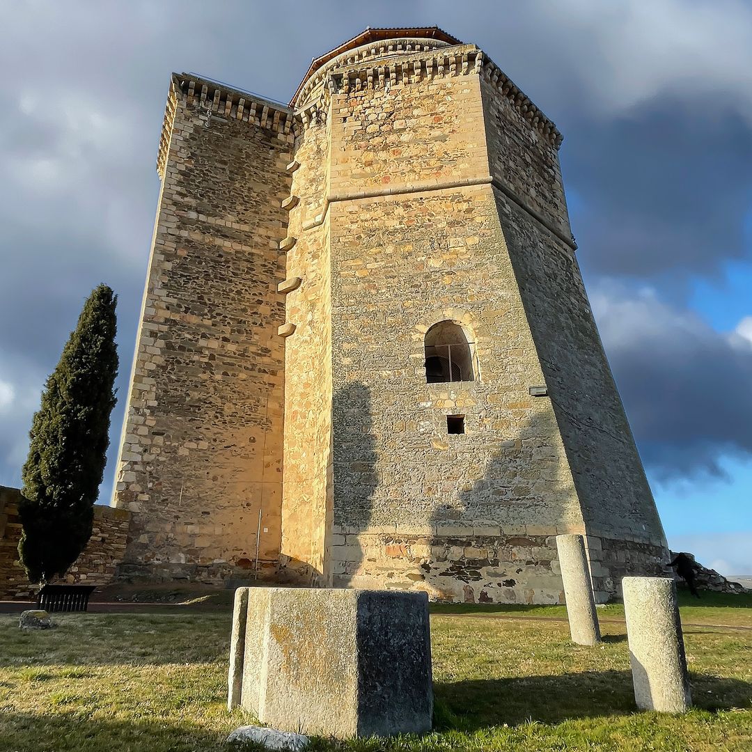 Así es el pueblo de Salamanca que tiene un castillo de los duques de Alba y una playa para el verano