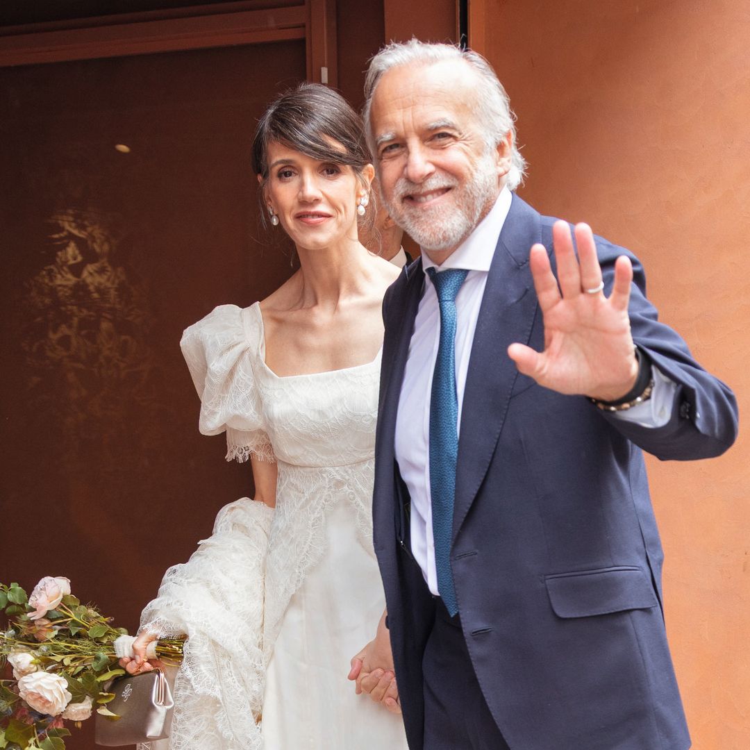 Paco Arango y Begoña Aguilera, convertidos ya en marido y mujer, abandonan el templo tras el "sí, quiero"