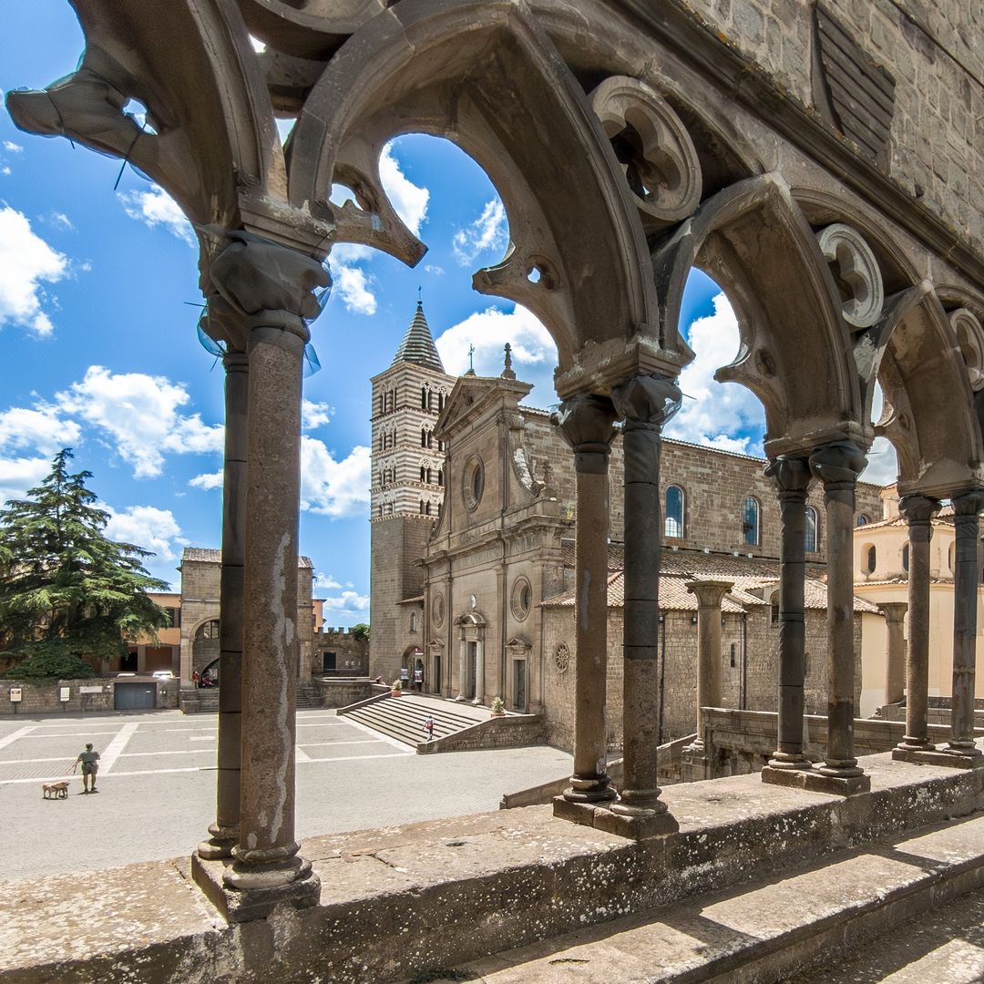 Plaza histórica de Viterbo, con el Palazzo de los Papas y la catedral de San Lorenzo.