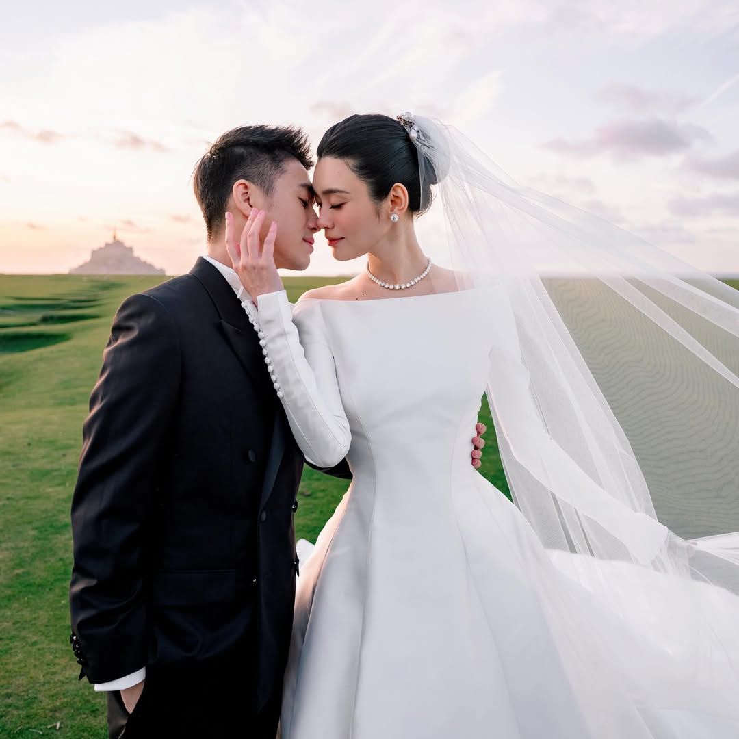 Ming Xi luce el primer vestido nupcial diseñado por Jonathan Anderson para Dior